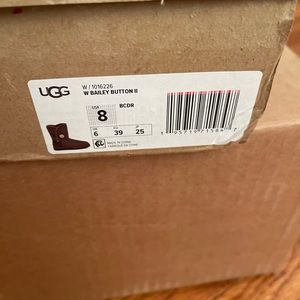 Ugg Bailey Button II Short boots size 8 brown